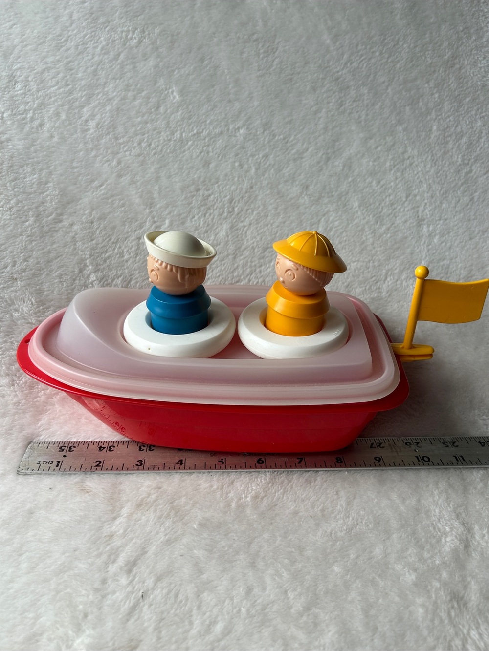 Vintage 1985 Tupperware canoe bath toy.